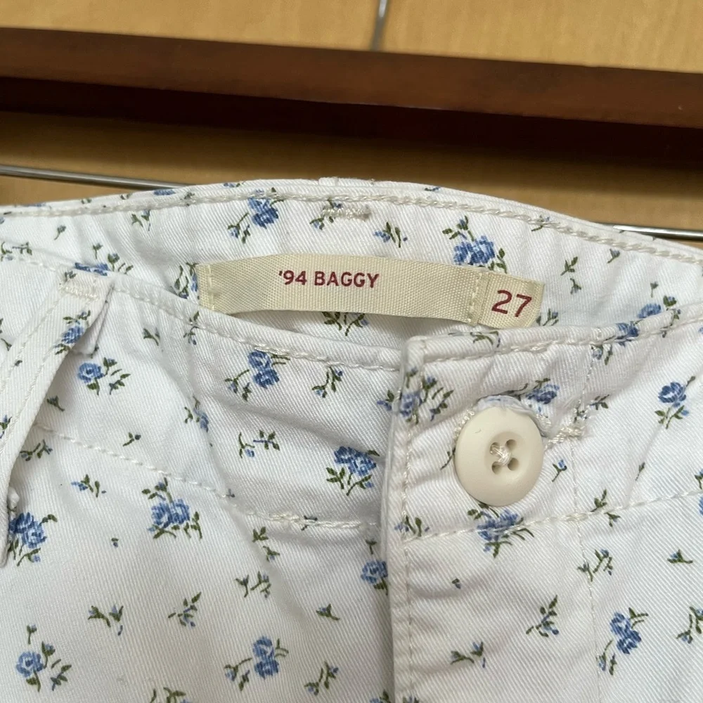 Levi’s ‘94 Baggy blue and white ditsy floral cargo pants - Picture 4 of 5